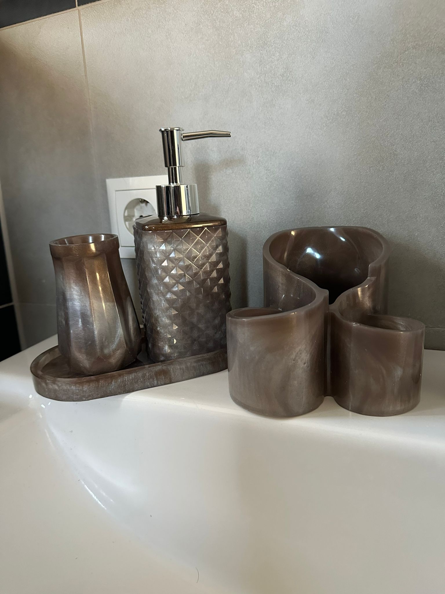 Badezimmer-Set in dunkler Marmoroptik