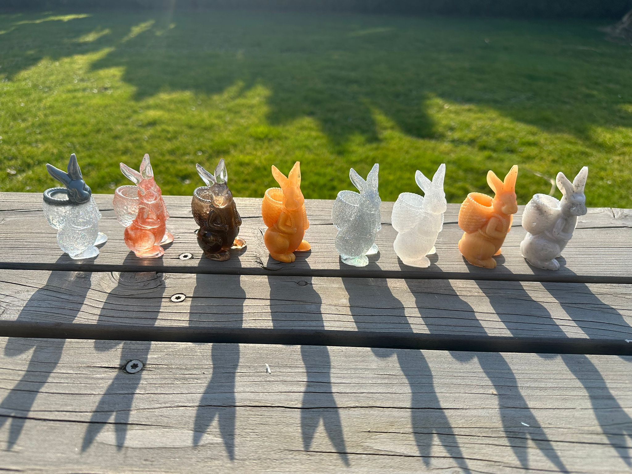 Kleine Hasenfiguren aus Epoxidharz