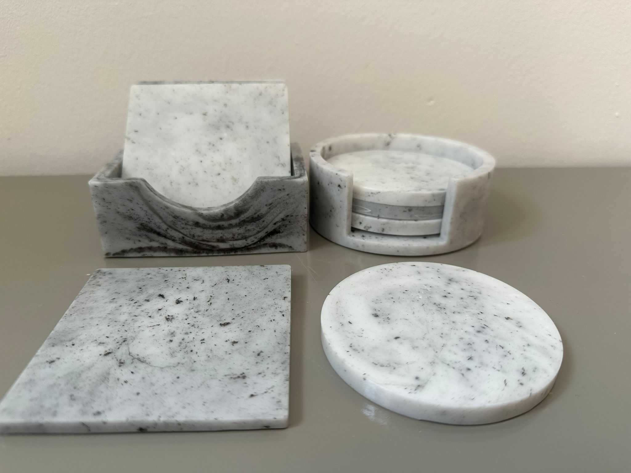 Untersetzer und Halter in heller Marmoroptik