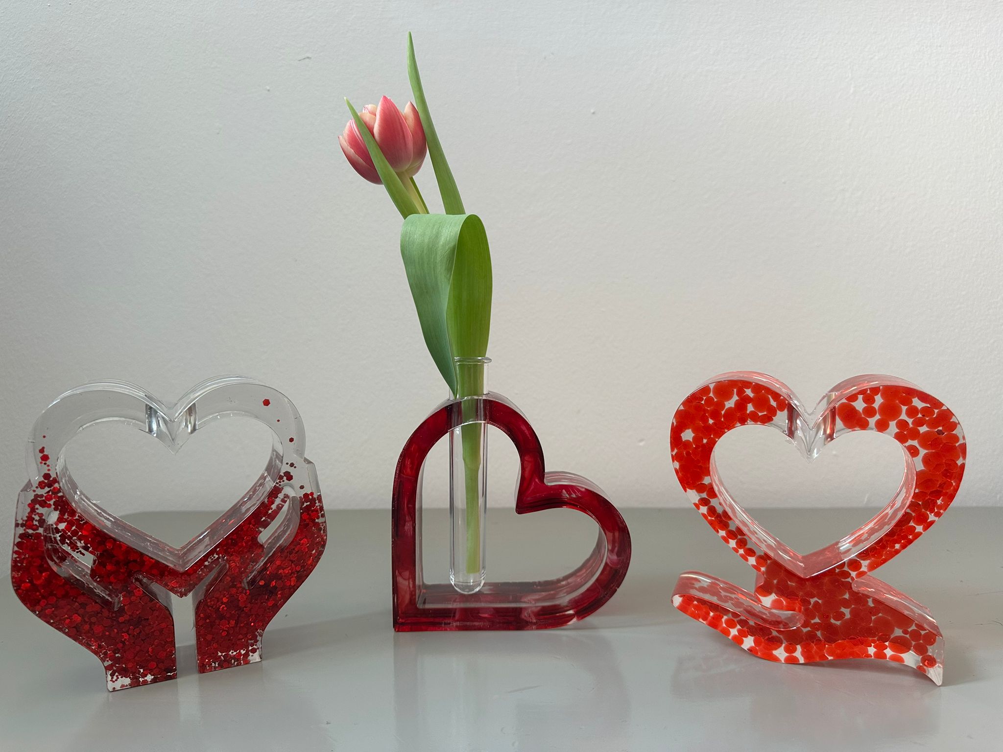Herzförmige Vasen und Dekoobjekte aus Epoxidharz