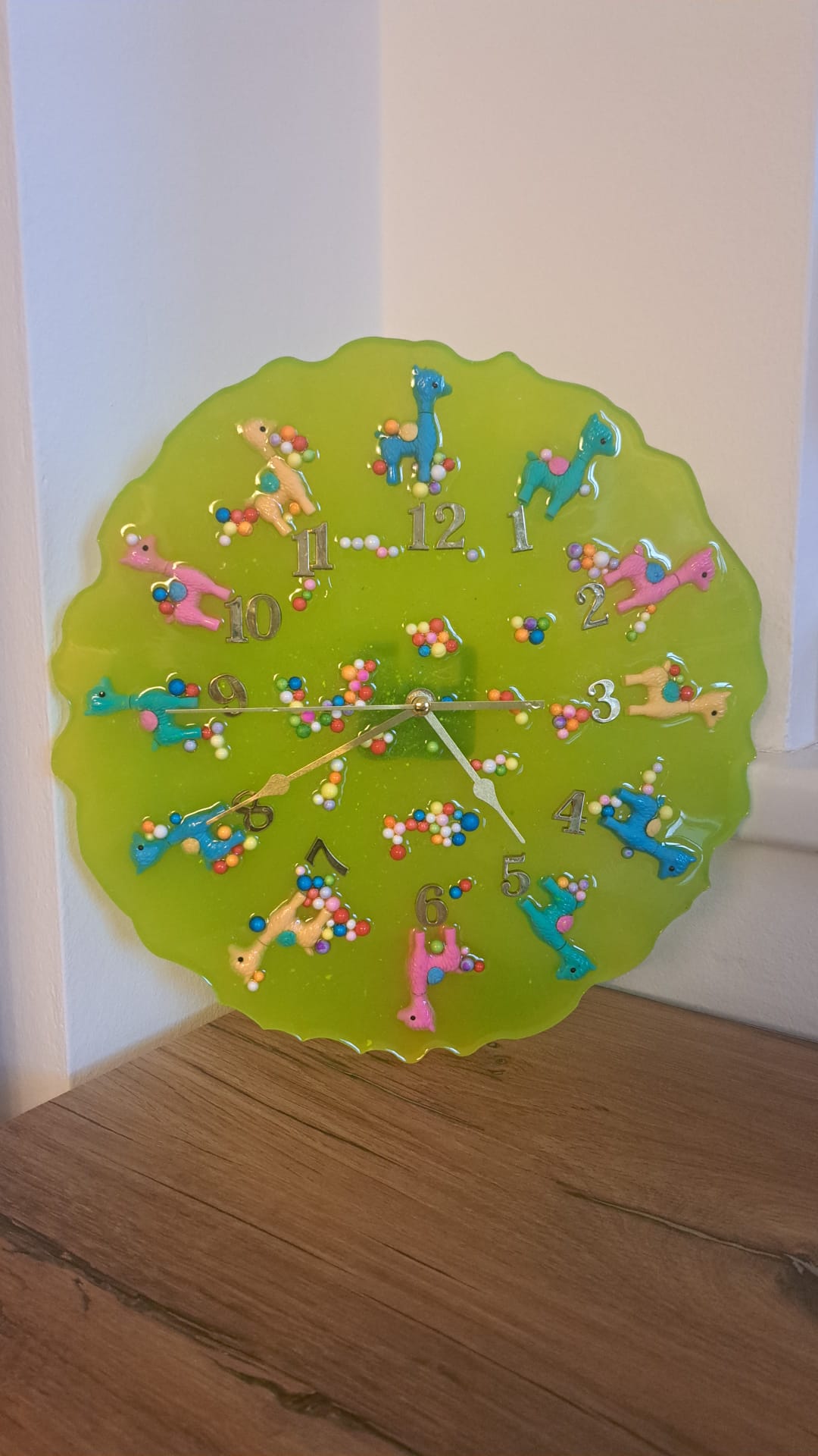 Selbsterstellte Alpaka-Uhr in grün und gelb