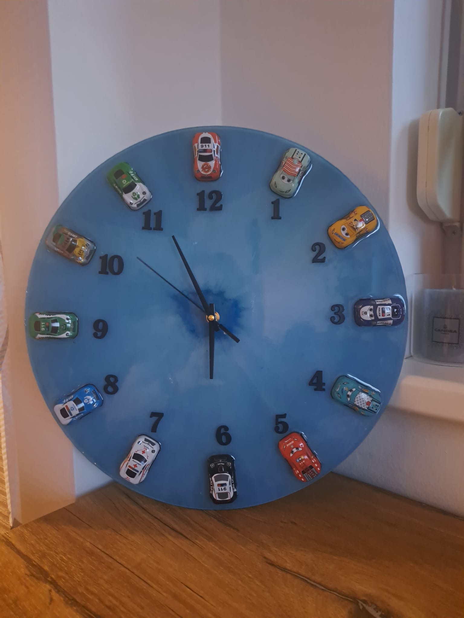 Schöne blaue Kinderuhr
